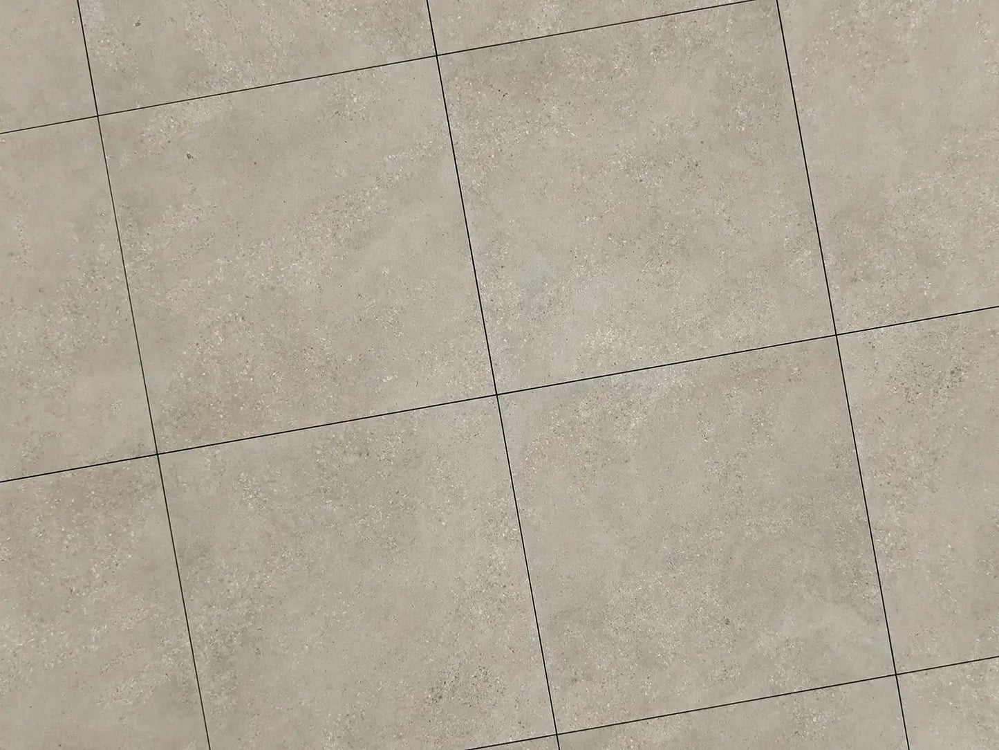 Verlegte CeramicLine³-Platten in beige von Woehe & Heydemann in 80x80 – Muschelkalk-Optik mit harmonischer Linienführung 