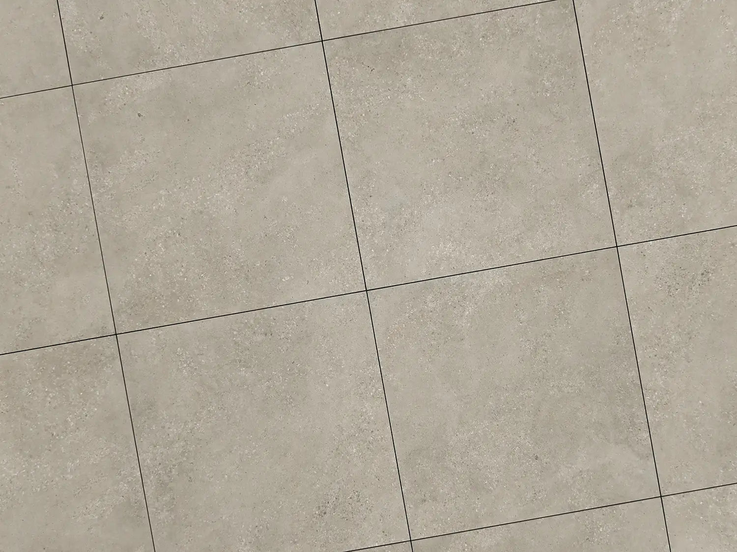 Verlegte CeramicLine³-Platten in beige von Woehe & Heydemann in 80x80 – Muschelkalk-Optik mit harmonischer Linienführung 