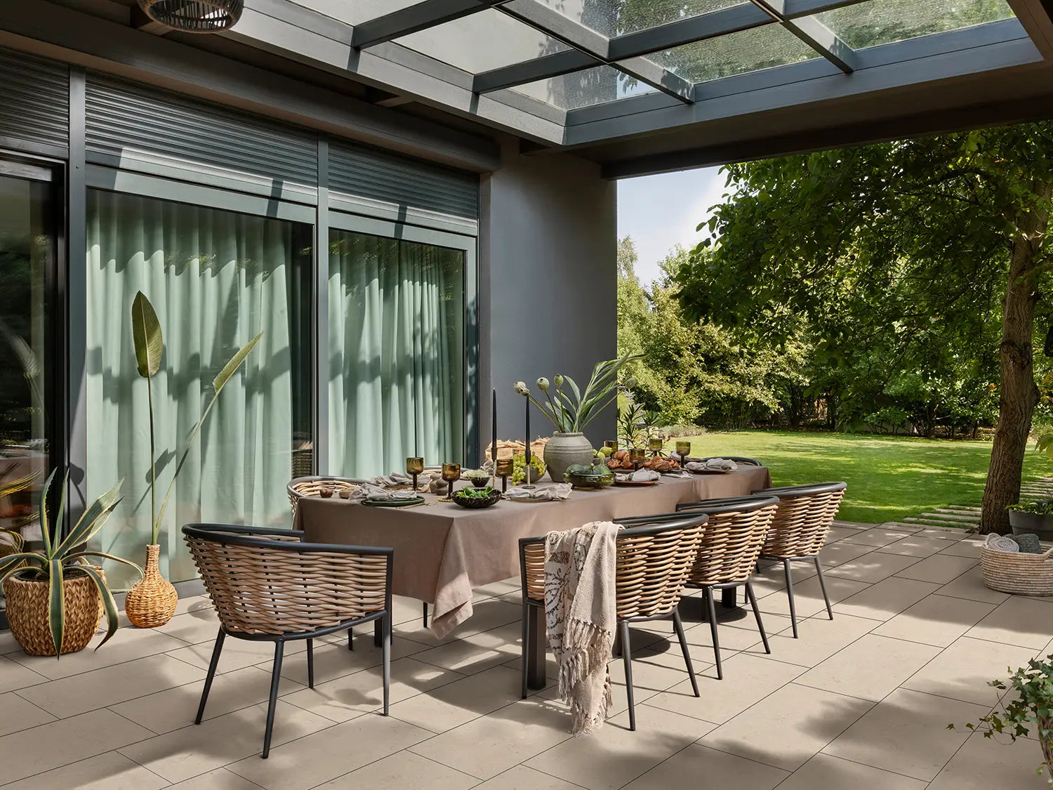 40x80 CeramicLine³-Keramikplatten in beiger Naturstein-Optik von Woehe & Heydemann verlegt auf einer modernen Terrasse