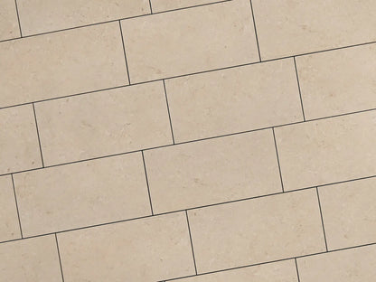 Verlegte CeramicLine³-Platten in beige von Woehe & Heydemann in 40x80. Naturstein-Optik mit harmonischer Linienführung.