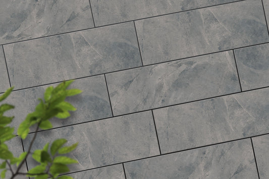 CeramicLine² Terrassenplatte in beige grau Naturstein-Optik von Woehe & Heydemann verlegt