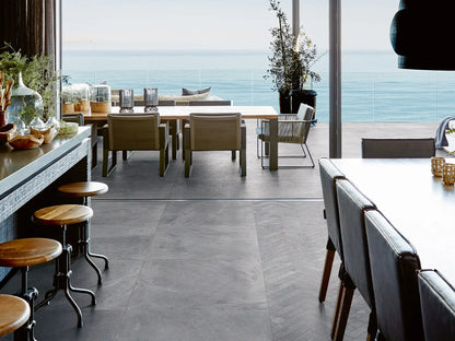 CeramicLine² Terrassenplatte in grauer Naturstein-Optik von Woehe & Heydemann Inspiration Esszimmer Stühle