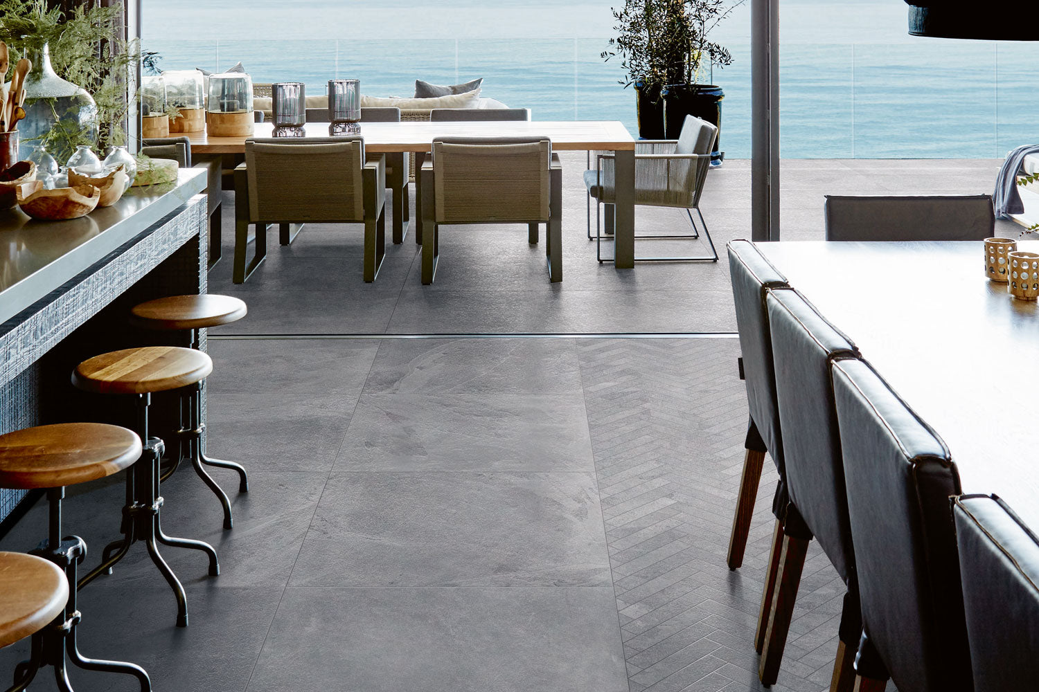 CeramicLine² Terrassenplatte in grauer Naturstein-Optik von Woehe & Heydemann Inspiration Esszimmer Stühle