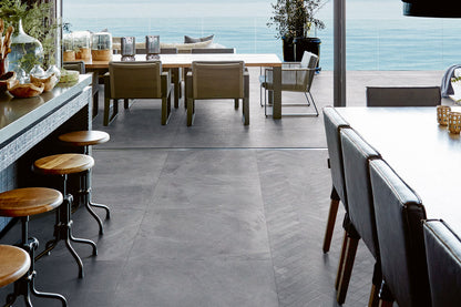 CeramicLine² Terrassenplatte in grauer Naturstein-Optik von Woehe & Heydemann Inspiration Esszimmer Stühle