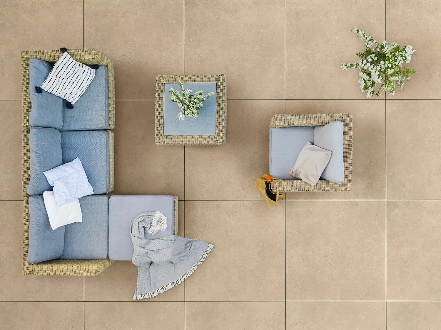 120x120 CeramicLine²-Keramikplatten in beiger Naturstein-Optik von Woehe & Heydemann verlegt auf einer modernen Terrasse