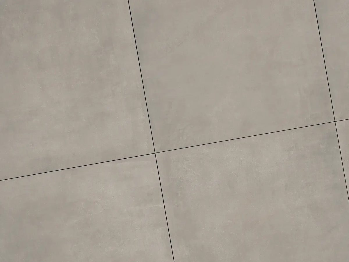 Verlegte CeramicLine²-Platten in grau von Woehe & Heydemann in 120x120. Beton-Optik mit harmonischer Linienführung.