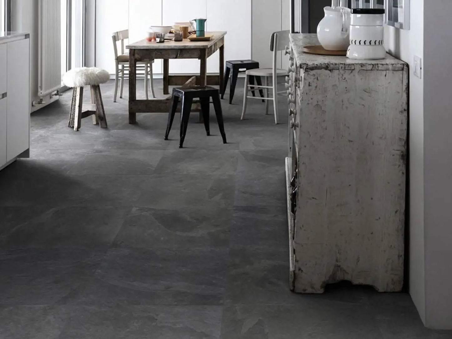 80x80 CeramicLine²-Keramic-Platten in grauer Natursteinoptik von Woehe & Heydemann verlegt im Esszimmer