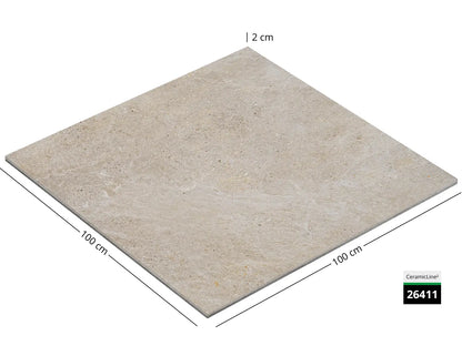 Saubere Schnittkante der 100x100 Terrassenplatte in beiger Natursteinoptik von Woehe & Heydemann mit feinkörniger Oberfläche 