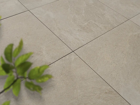 Verlegte CeramicLine²-Platten in beige von Woehe & Heydemann in 100x100 – Naturstein-Optik mit harmonischer Linienführung