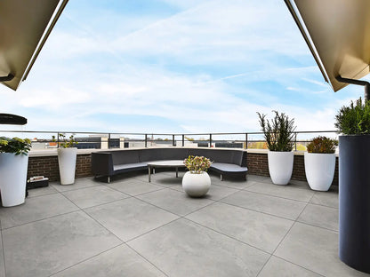 100x100 CeramicLine²-Platten in grauer Naturstein-Optik von Woehe & Heydemann verlegt auf einer modernen Terrasse