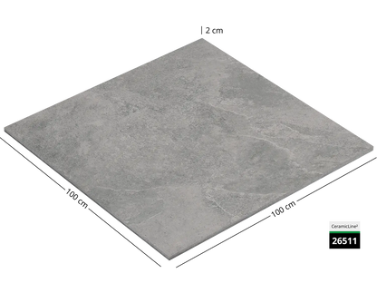 Saubere Schnittkante der 100x100 Terrassenplatte in grauer Naturstein-Optik von Woehe & Heydemann mit feinkörniger Oberfläche 