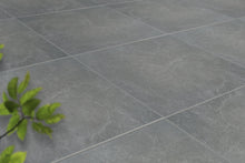 Verlegte CeramicLine²-Platten in grau von Woehe & Heydemann in 100x100 – Naturstein-Optik mit harmonischer Linienführung