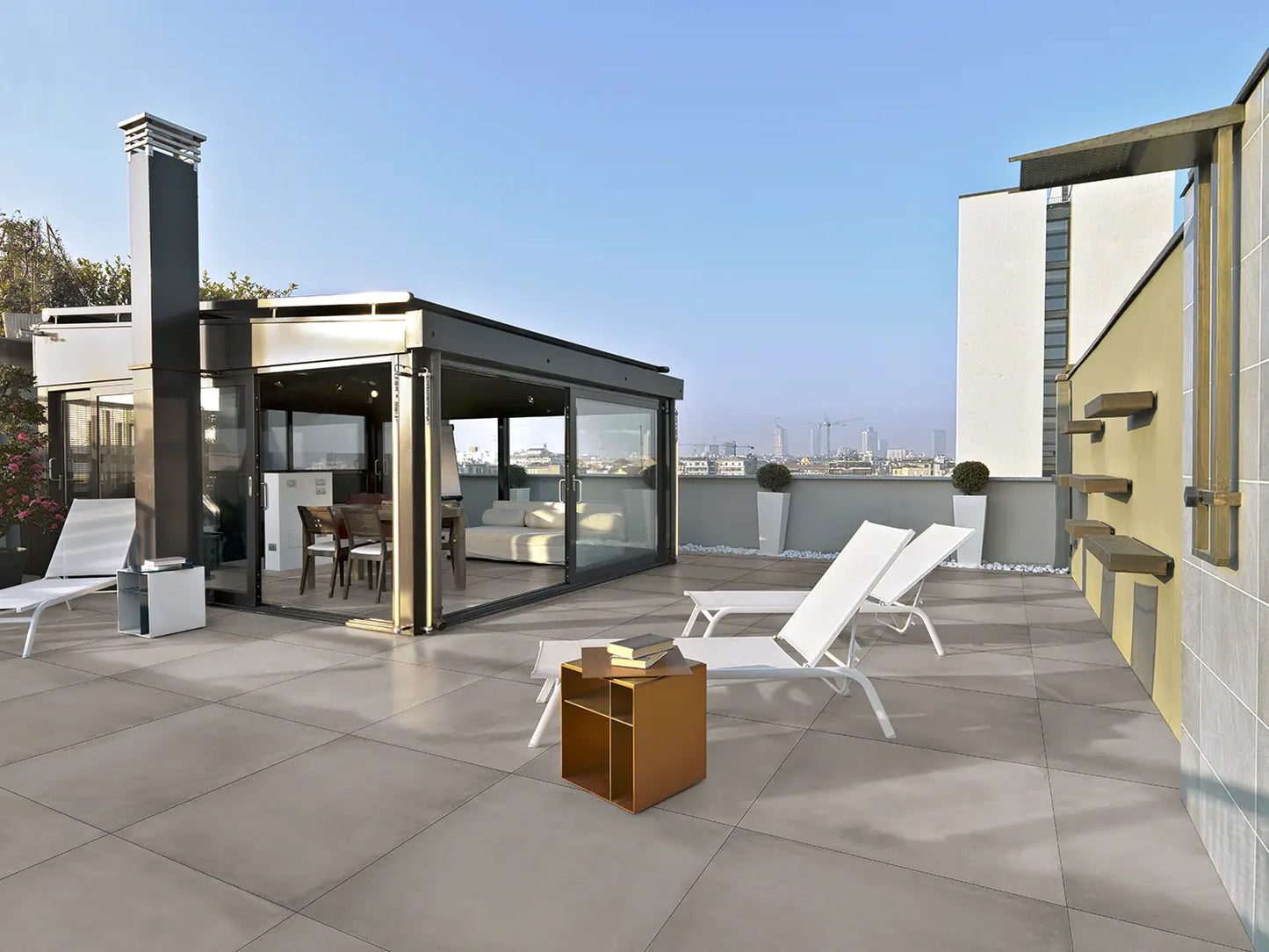 100x100 CeramicLine²-Platten in grauer Beton-Optik von Woehe & Heydemann verlegt auf einer modernen Terrasse