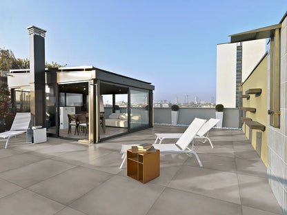 100x100 CeramicLine²-Platten in grauer Beton-Optik von Woehe & Heydemann verlegt auf einer modernen Terrasse