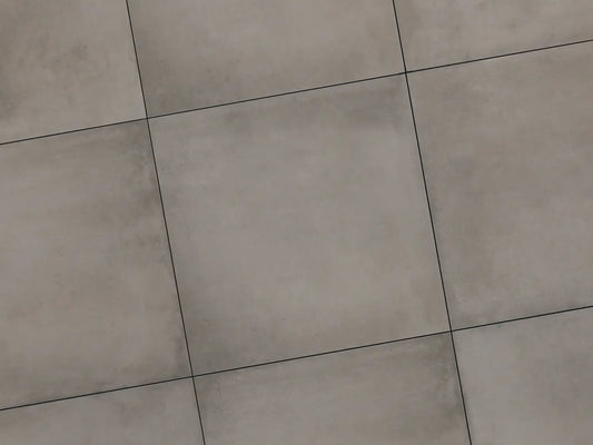 Verlegte CeramicLine²-Platten in grau von Woehe & Heydemann in 100x100 – Beton-Optik mit harmonischer Linienführung