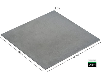 Saubere Schnittkante der 100x100 Terrassenplatte in grauer Natursteinoptik von Woehe & Heydemann mit feinkörniger Oberfläche 