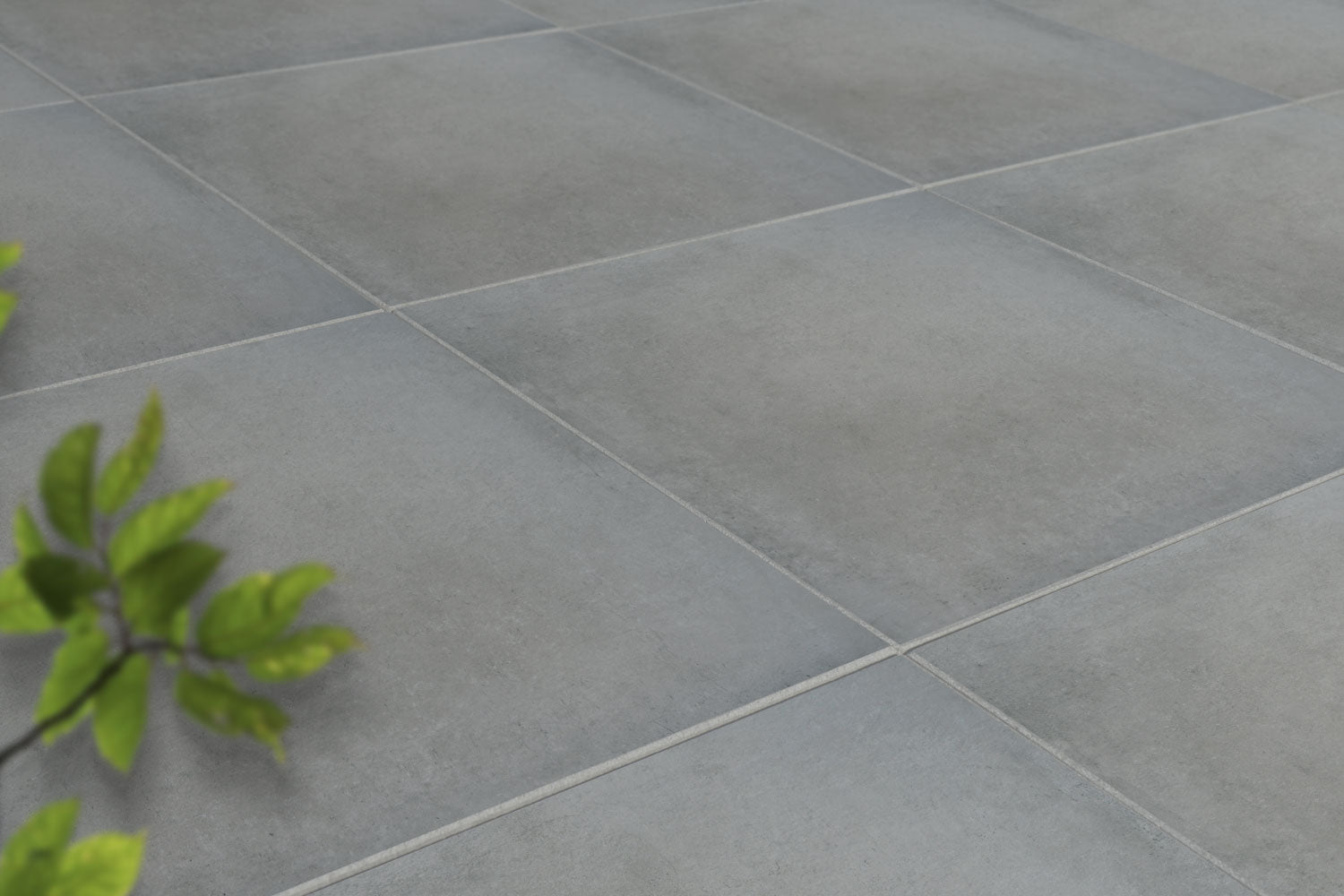 Verlegte CeramicLine²-Platten in grau von Woehe & Heydemann in 100x100 – Beton-Optik mit harmonischer Linienführung