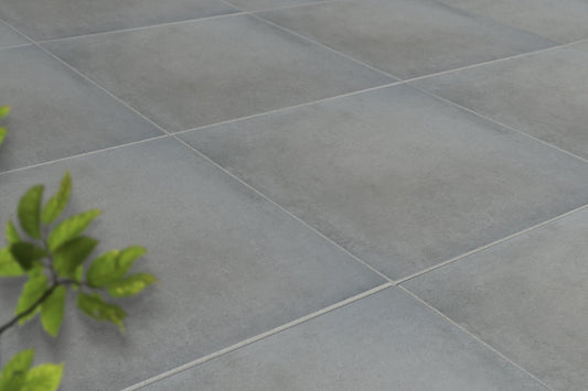 Verlegte CeramicLine²-Platten in grau von Woehe & Heydemann in 100x100 – Naturstein-Optik mit harmonischer Linienführung