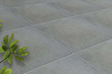 Verlegte CeramicLine²-Platten in grau von Woehe & Heydemann in 100x100 – Naturstein-Optik mit harmonischer Linienführung
