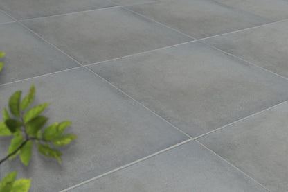 Verlegte CeramicLine²-Platten in grau von Woehe & Heydemann in 100x100 – Naturstein-Optik mit harmonischer Linienführung
