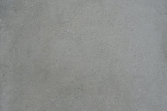 CeramicLine²-Terrassenplatte in grauer Naturstein-Optik von Woehe & Heydemann mit feiner Oberfläche