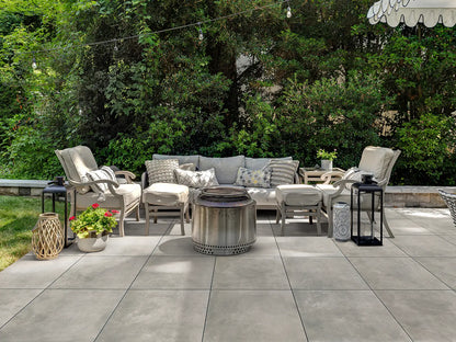 60x60 CeramicLine²-Keramikplatten in grauer Beton-Optik von Woehe & Heydemann verlegt auf einer modernen Terrasse