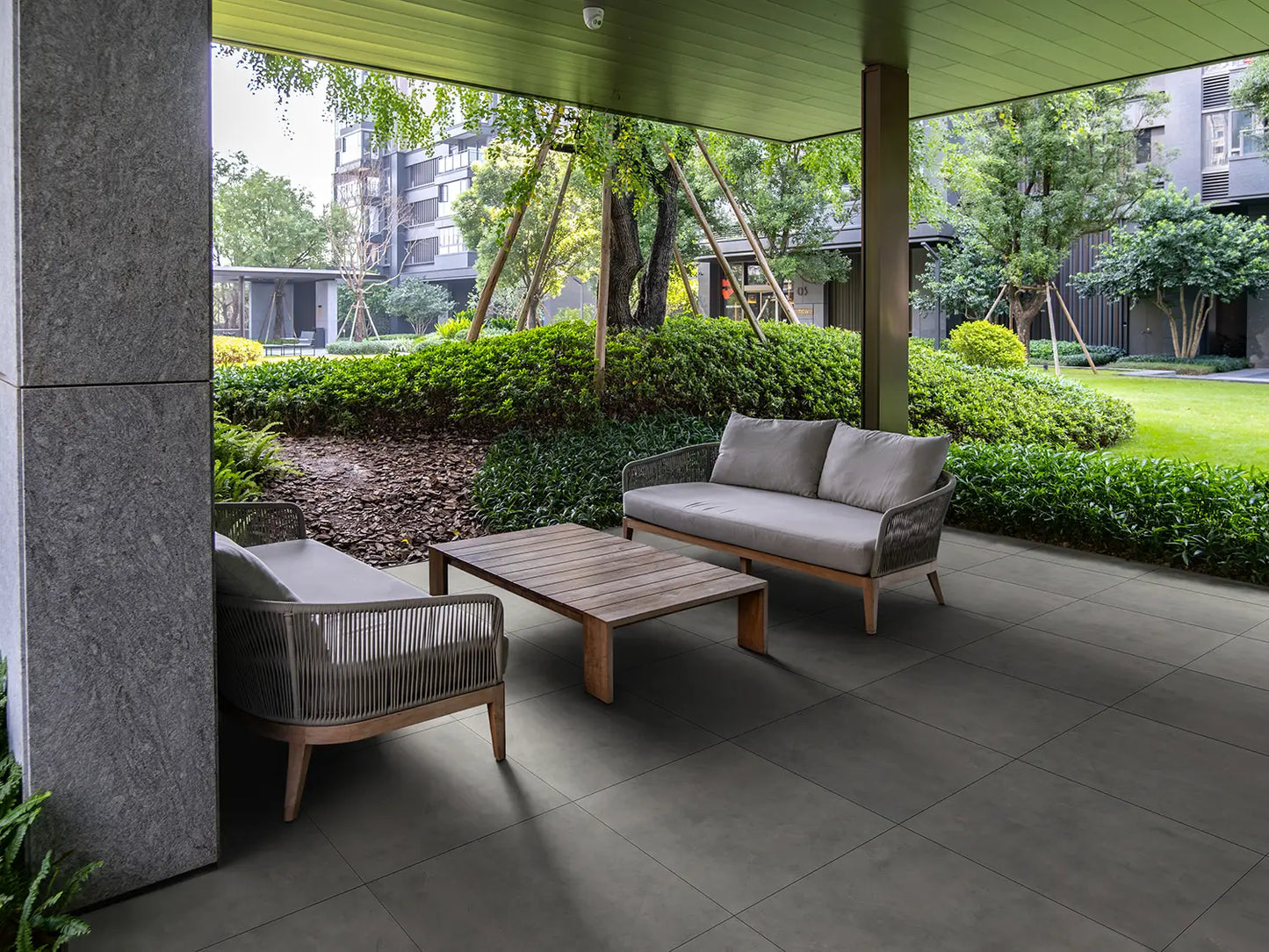 60x60 CeramicLine²-Keramikplatten in anthraziter Beton-Optik von Woehe & Heydemann verlegt auf einer modernen Terrasse