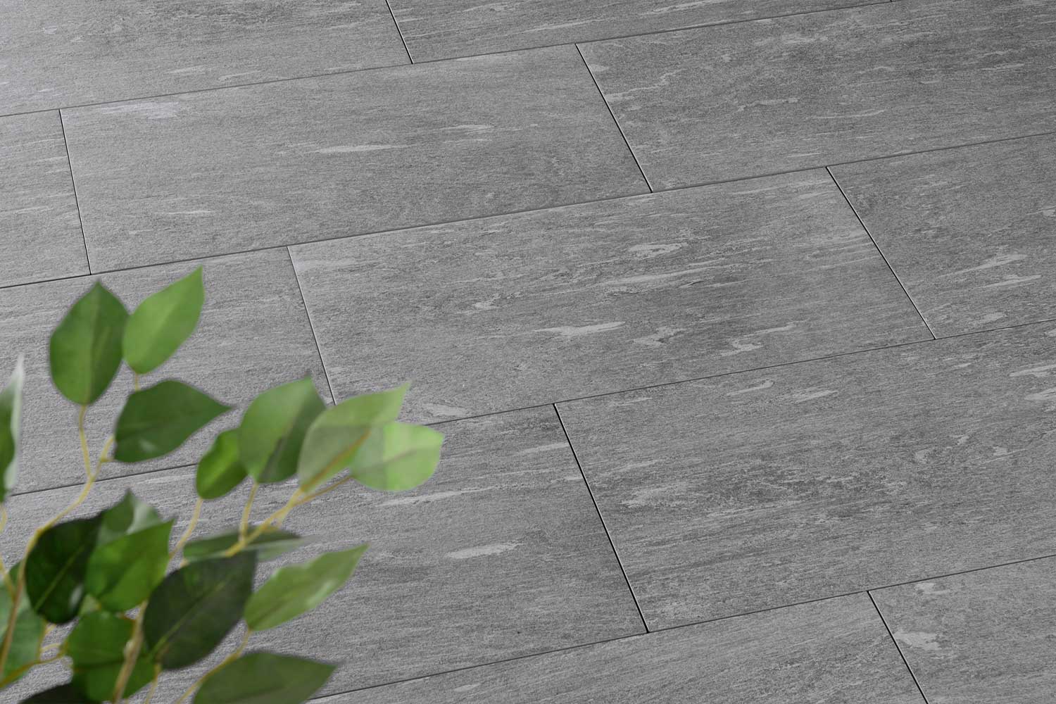 Verlegte CeramicLine²-Platten in graue von Woehe & Heydemann in 80x40 – Naturstein-Optik mit harmonischer Linienführung
