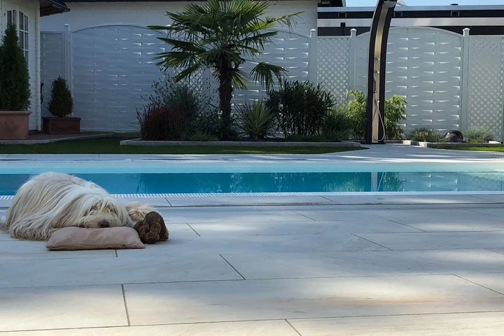 100x50 CeramicLine²-Terrassenplatten in beiger Natursteinoptik von Woehe & Heydemann verlegt auf einer modernen Terrasse mit Pool 