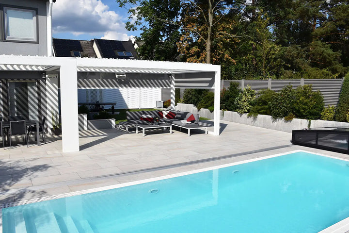 100x50 CeramicLine²-Terrassenplatten in beiger Natursteinoptik von Woehe & Heydemann verlegt auf einer modernen Terrasse mit Pool 