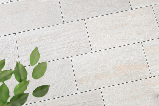 Verlegte CeramicLine²-Platten in beige von Woehe & Heydemann in 100x50 – Naturstein-Optik mit harmonischer Linienführung