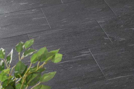 Verlegte CeramicLine²-Platten in grau von Woehe & Heydemann in 100x50 – Naturstein-Optik mit harmonischer Linienführung