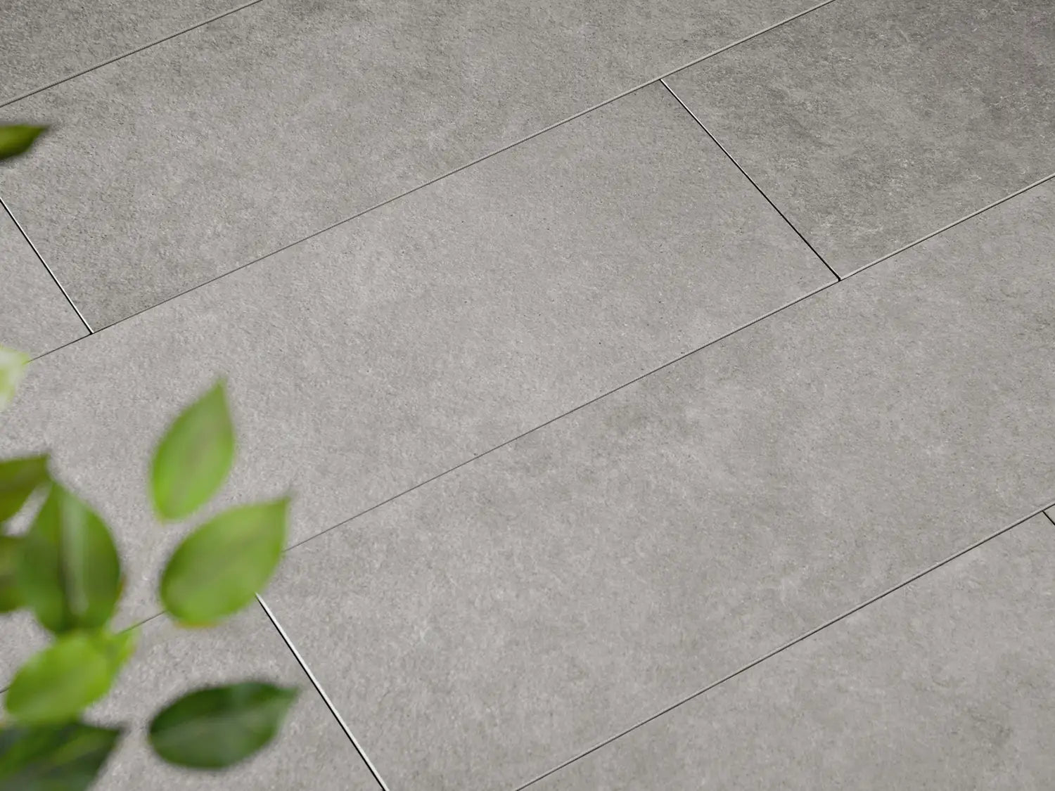 Verlegte CeramicLine²-Platten in grau von Woehe & Heydemann in 100x40 – Naturstein-Optik mit harmonischer Linienführung