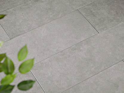 Verlegte CeramicLine²-Platten in grau von Woehe & Heydemann in 100x40 – Naturstein-Optik mit harmonischer Linienführung