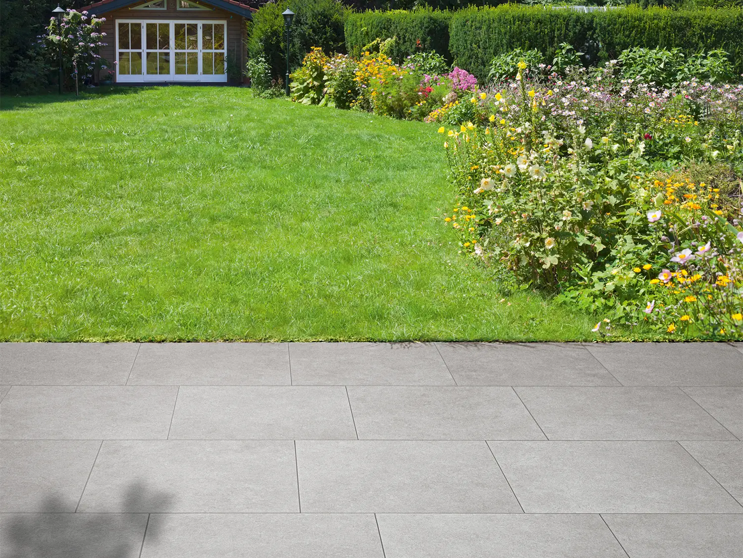 60x60 CeramicLine²-Terrassenplatten in grauer Natursteinoptik von Woehe & Heydemann verlegt auf einer modernen Terrass