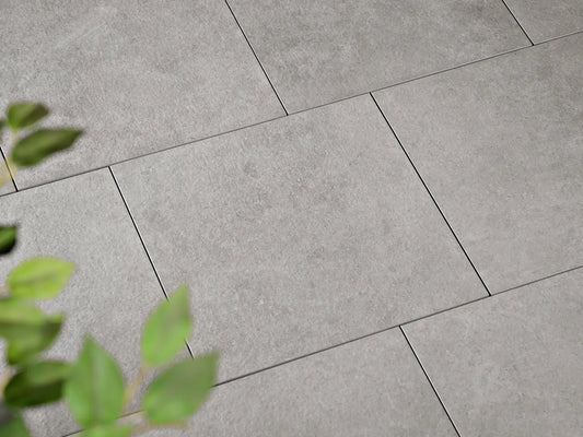Verlegte CeramicLine²-Platten in grau von Woehe & Heydemann in 60x60 – Naturstein-Optik mit harmonischer Linienführung