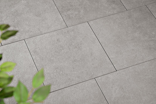 Verlegte CeramicLine²-Platten in grau von Woehe & Heydemann in 60x60 – Naturstein-Optik mit harmonischer Linienführung