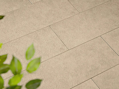 Verlegte CeramicLine²-Platten in beige von Woehe & Heydemann in 120x40 – Naturstein-Optik mit harmonischer Linienführung 