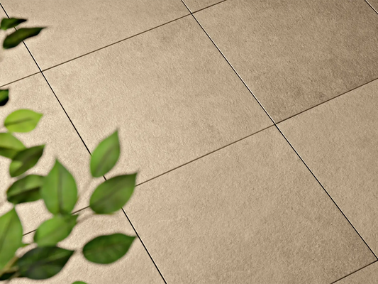 Verlegte CeramicLine²-Platten in beige von Woehe & Heydemann in 60x60 – Naturstein-Optik mit harmonischer Linienführung 