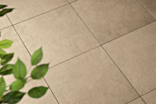Verlegte CeramicLine²-Platten in beige von Woehe & Heydemann in 60x60 – Naturstein-Optik mit harmonischer Linienführung 