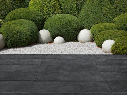 100x40 CeramicLine²-Terrassenplatten in grauer Natursteinoptik von Woehe & Heydemann verlegt auf einer modernen Terrasse 