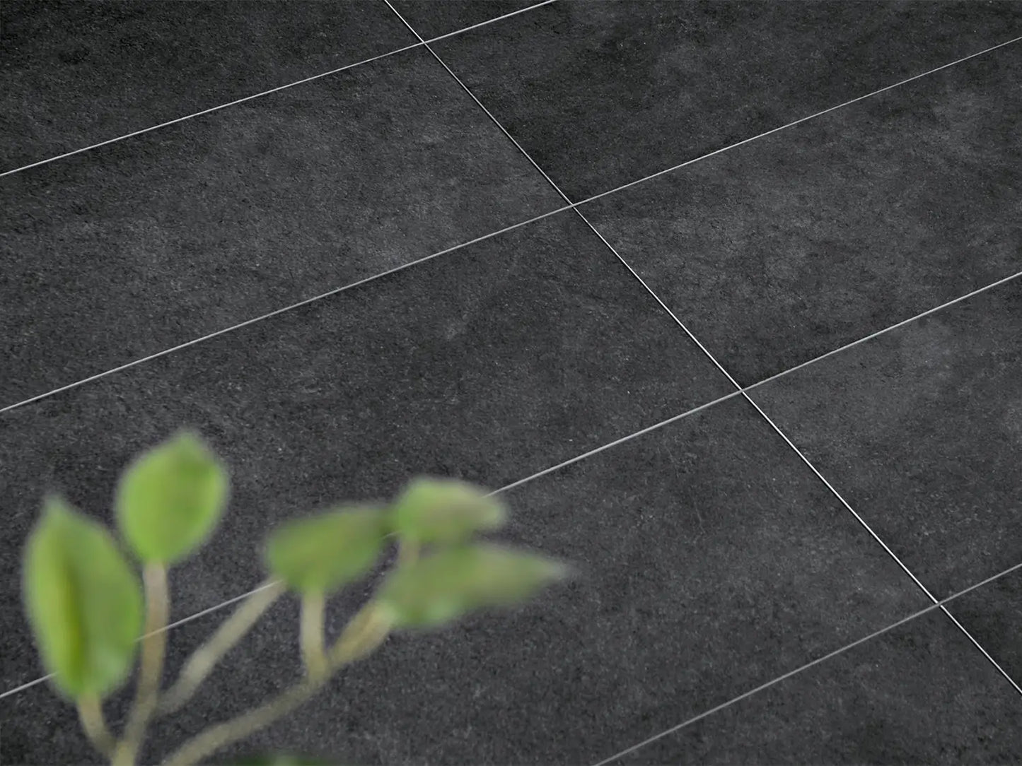 Verlegte CeramicLine²-Platten in grau von Woehe & Heydemann in 100x40 – Naturstein-Optik mit harmonischer Linienführung