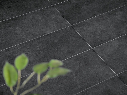 Verlegte CeramicLine²-Platten in grau von Woehe & Heydemann in 100x40 – Naturstein-Optik mit harmonischer Linienführung