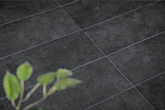 Verlegte CeramicLine²-Platten in grau von Woehe & Heydemann in 100x40 – Naturstein-Optik mit harmonischer Linienführung