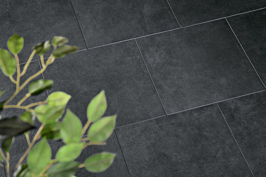 Verlegte CeramicLine²-Platten in grau von Woehe & Heydemann in 60x60 – Naturstein-Optik mit harmonischer Linienführung