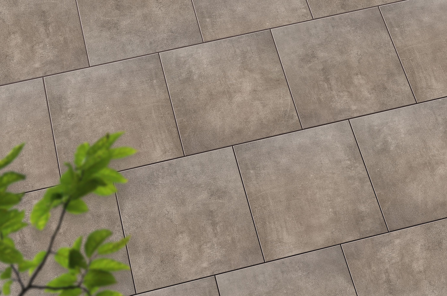 Verlegte CeramicLine²-Platten in beige von Woehe & Heydemann in 60x40 – Beton-Optik mit harmonischer Linienführung 