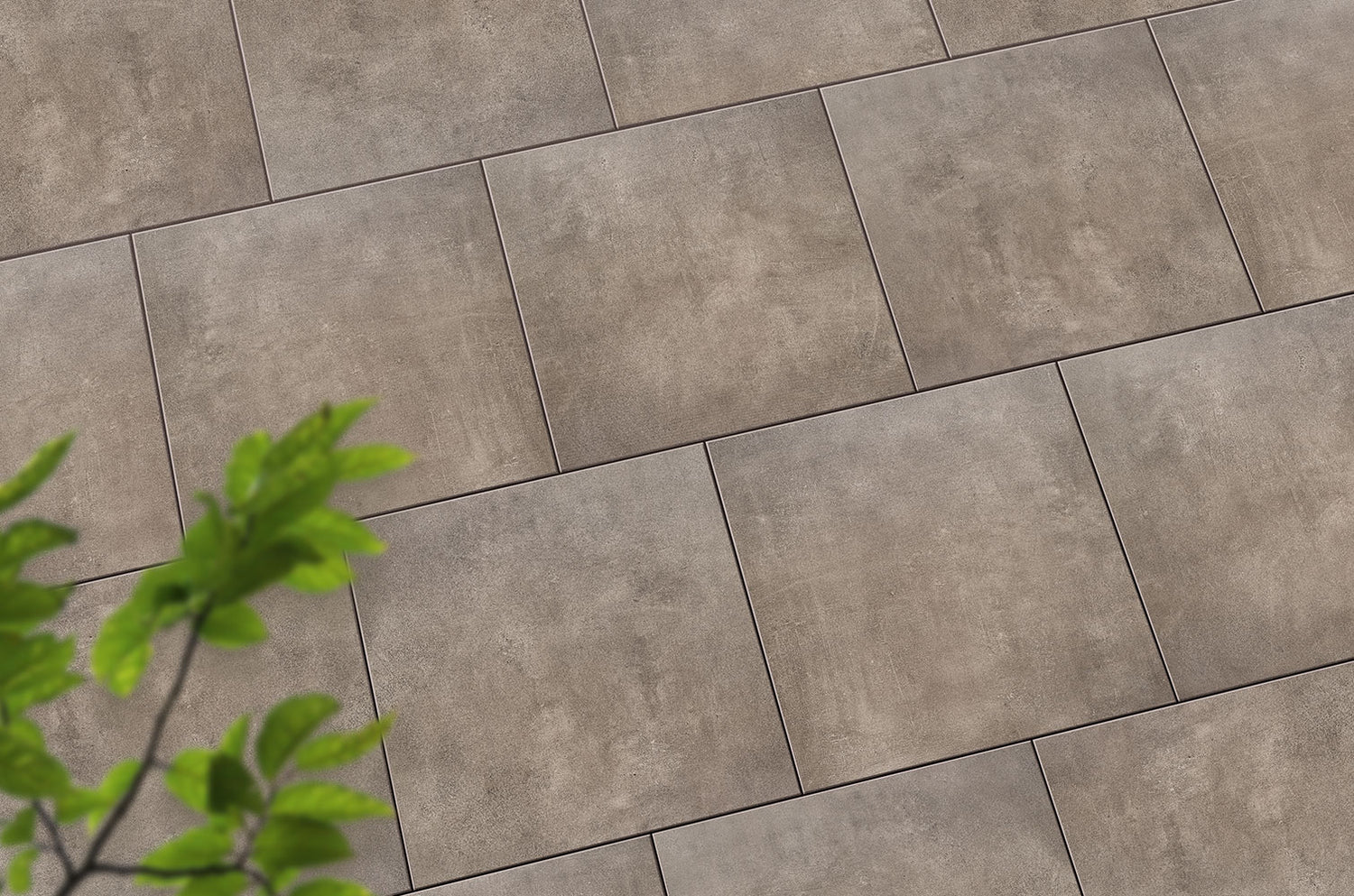 Verlegte CeramicLine²-Platten in beige von Woehe & Heydemann in 60x40 – Beton-Optik mit harmonischer Linienführung 