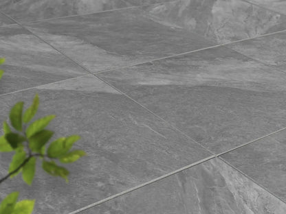 Verlegte CeramicLine²-Platten in grau von Woehe & Heydemann in 60x60 – Naturstein-Optik mit harmonischer Linienführung 