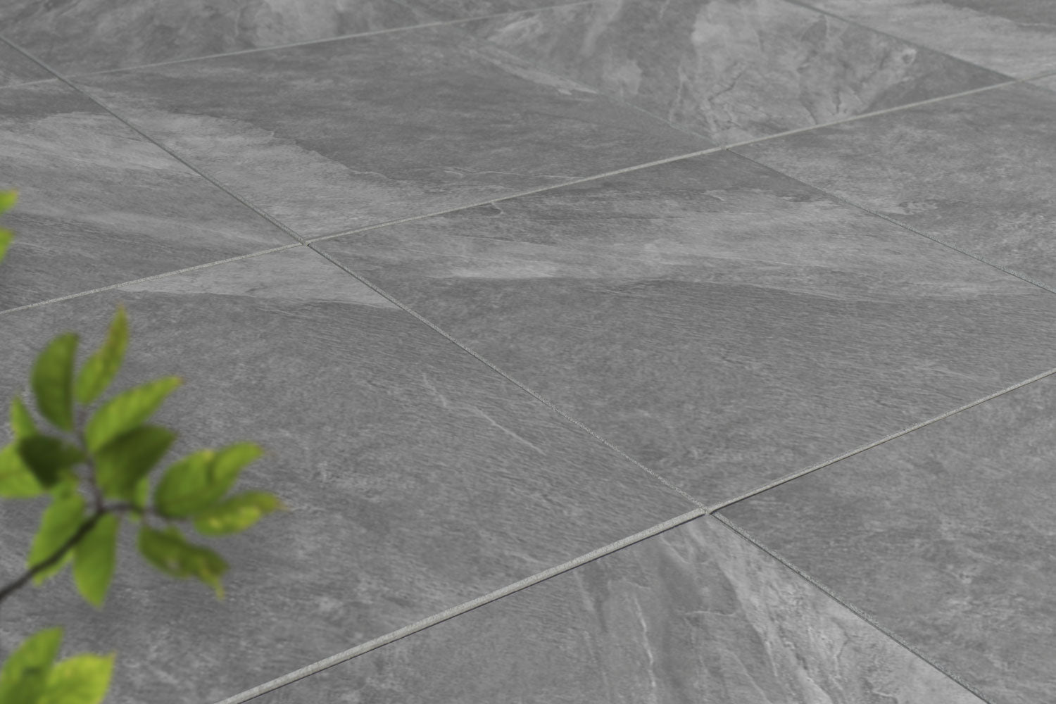 Verlegte CeramicLine²-Platten in grau von Woehe & Heydemann in 60x60 – Naturstein-Optik mit harmonischer Linienführung 