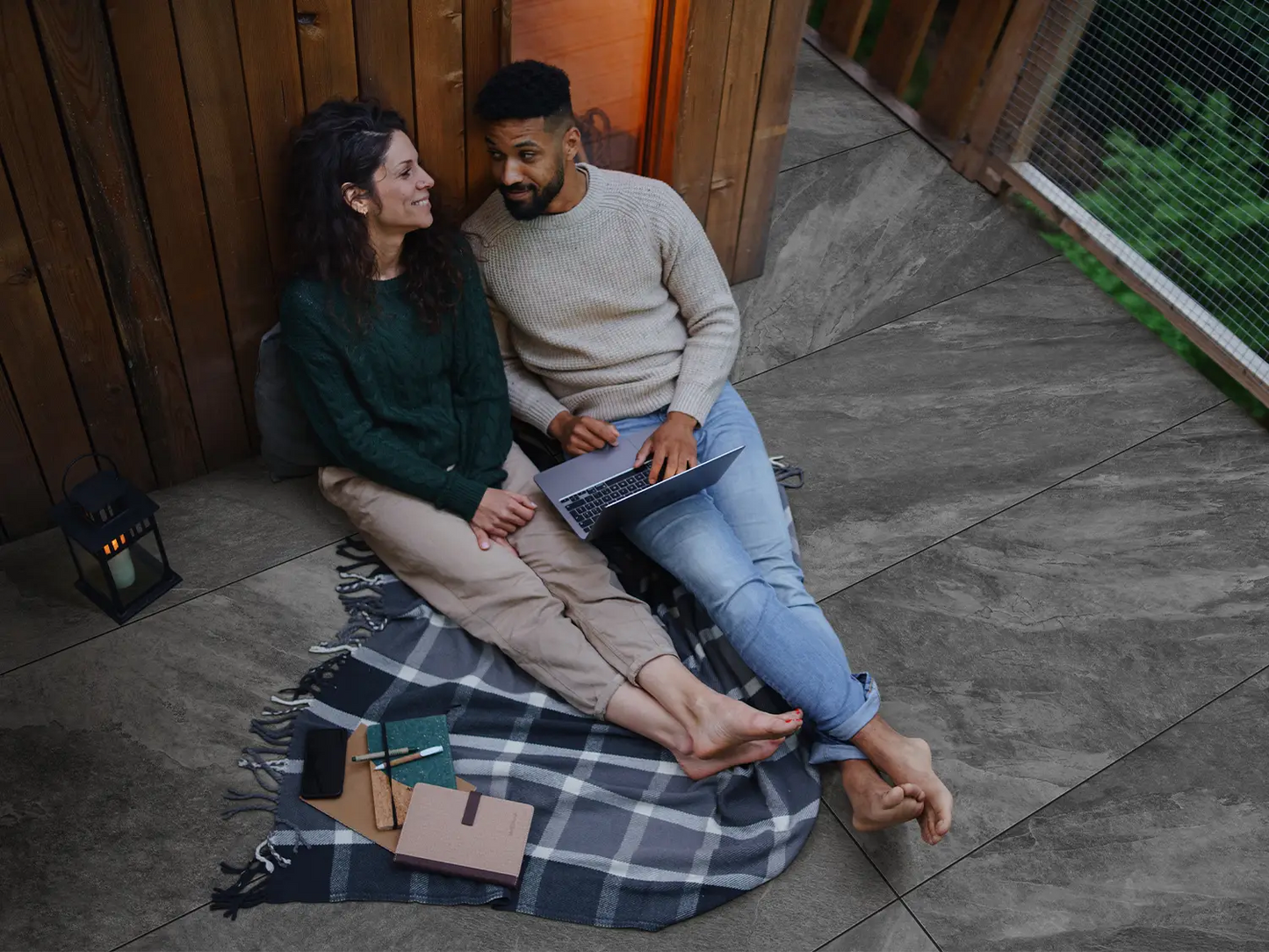 160x60 CeramicLine²-Terrassenplatten in beiger Natursteinoptik von Woehe & Heydemann verlegt auf einer modernen Terrasse 